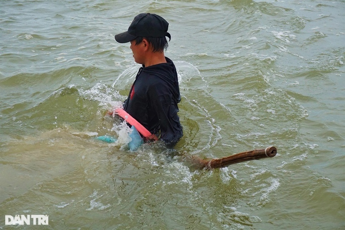 Gần Tết, ngư dân rủ nhau lội ngược sóng, lọc cát thu lộc biển - 16 Gần Tết, ngư dân rủ nhau lội ngược sóng, lọc cát thu lộc biển - 16
