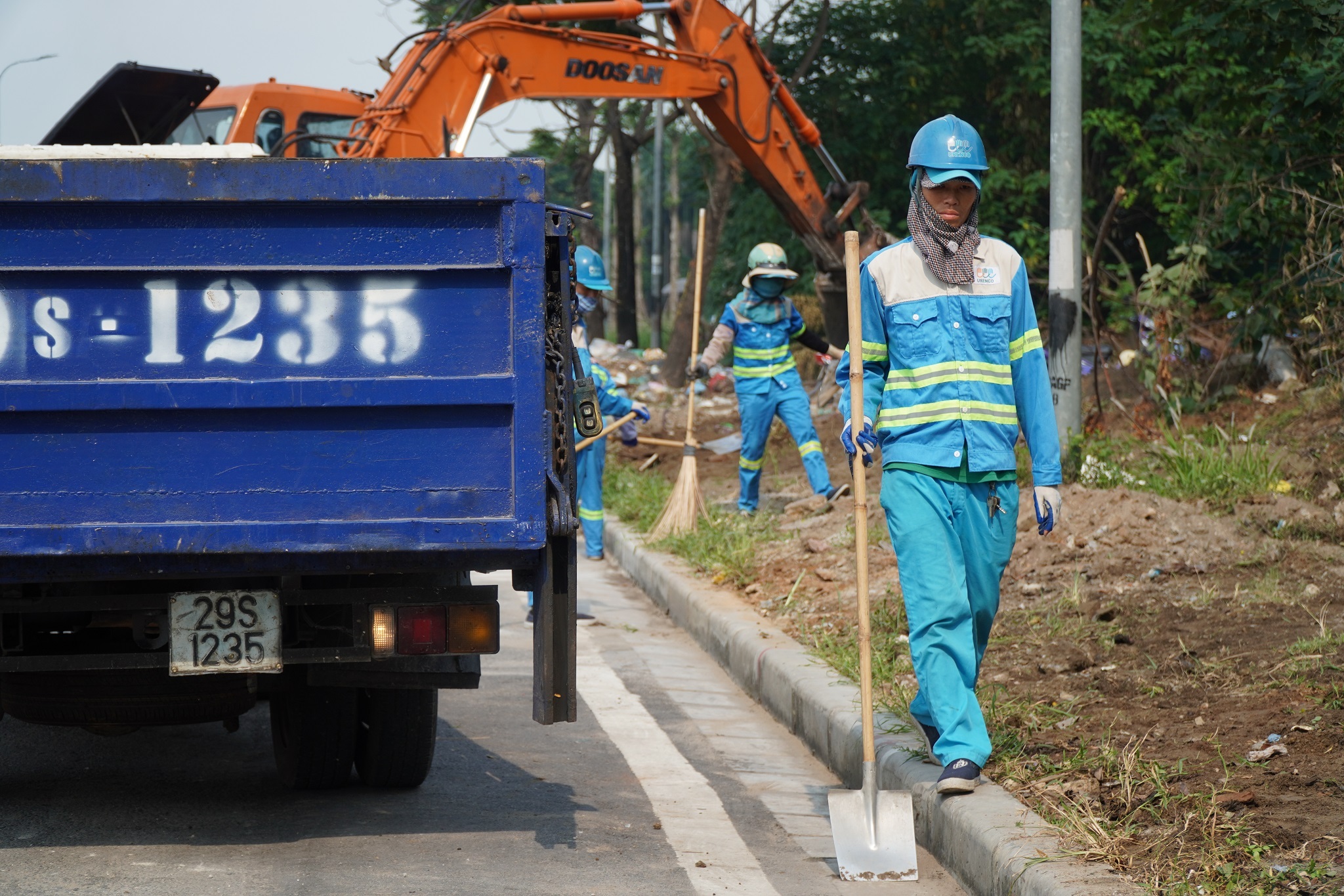 Dọn gần 200 tấn rác thải dọc đại lộ Thăng Long sau phản ánh của báo Dân trí - 1 Dọn gần 200 tấn rác thải dọc đại lộ Thăng Long sau phản ánh của báo Dân trí - 1