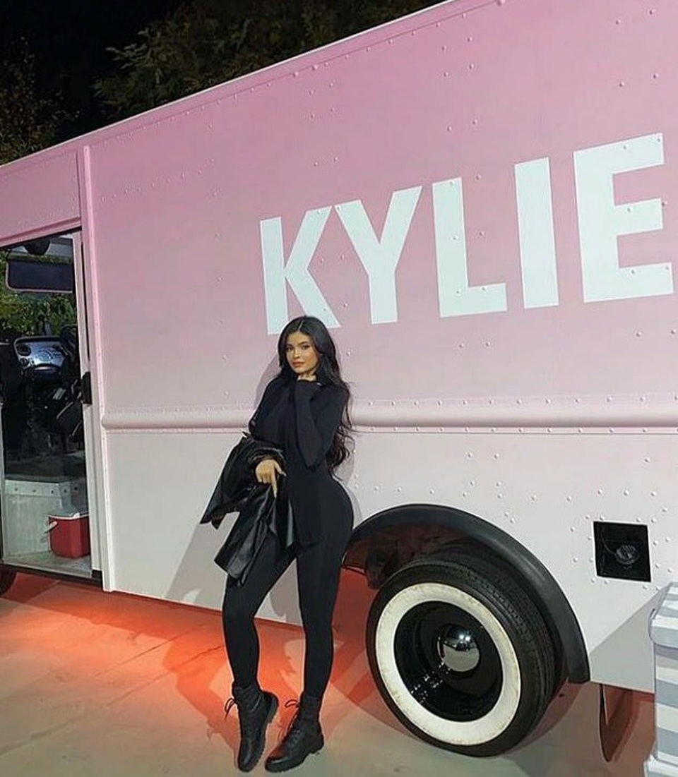 Kylie Jenner chia sẻ những bức ảnh yêu thích nhất năm 2019 - 10 Kylie Jenner chia sẻ những bức ảnh yêu thích nhất năm 2019 - 10