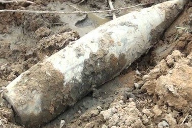 Nạo vét kênh mương, tìm thấy... 3 đầu đạn pháo