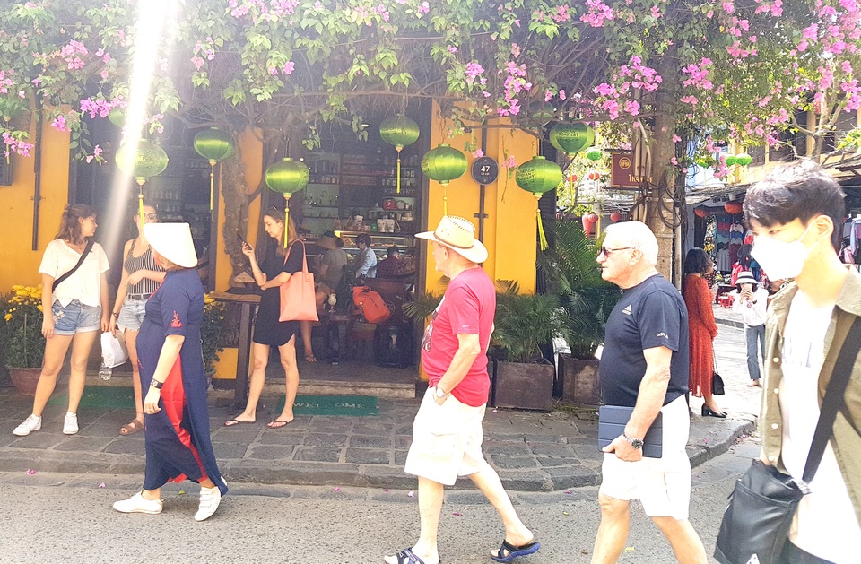 Khách nước ngoài đến Hội An buộc phải đeo khẩu trang - 1