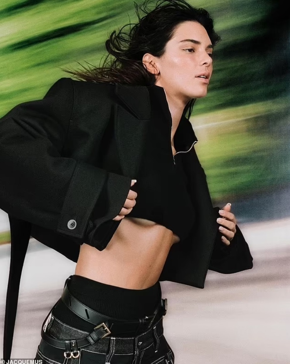 Kendall Jenner bị chỉ trích khi chụp ảnh thời trang quá kiệm vải - 3 Kendall Jenner bị chỉ trích khi chụp ảnh thời trang quá kiệm vải - 3