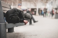 Hành động nghĩa hiệp của người đàn ông vô gia cư khiến dân mạng thán phục