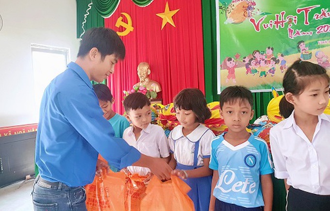 Sóc Trăng: Trao quà trẻ em nghèo hiếu học nhân dịp Tết trung thu - Ảnh 2. Sóc Trăng: Trao quà trẻ em nghèo hiếu học nhân dịp Tết trung thu - Ảnh 2.