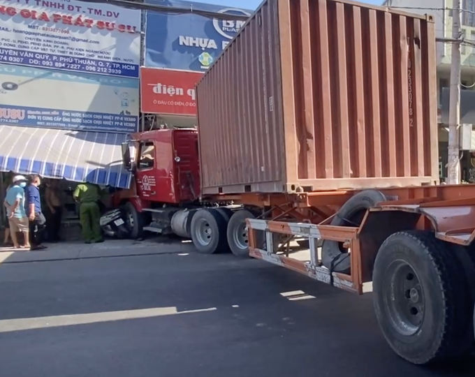 TP.HCM: Xe đầu kéo lao vào nhà dân khiến 1 người tử vong - Ảnh 1. TP.HCM: Xe đầu kéo lao vào nhà dân khiến 1 người tử vong - Ảnh 1.