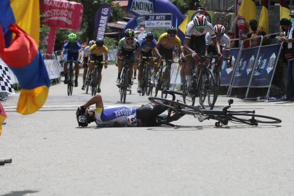 Mải mê ăn mừng, tay đua ngã sấp mặt ở vạch đích - 2 Mải mê ăn mừng, tay đua ngã sấp mặt ở vạch đích - 2