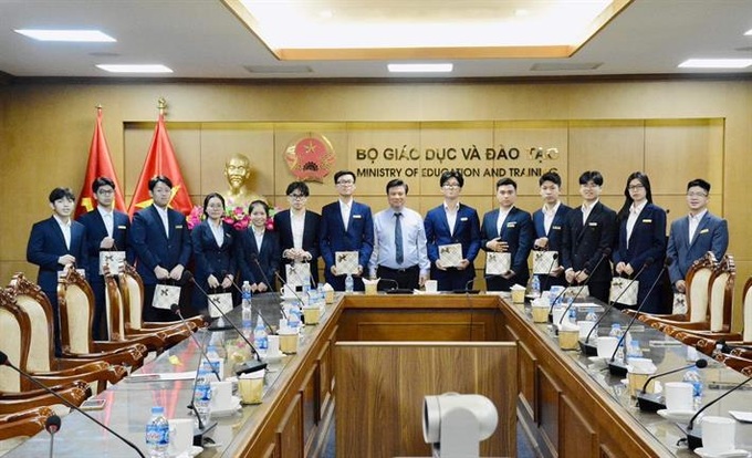 Thứ trưởng Bộ GD&ĐT Nguyễn Hữu Độ tặng quà lưu niệm cho 13 em thí sinh đại diện Việt Nam thi ISEF 2023 tại Hoa Kỳ.