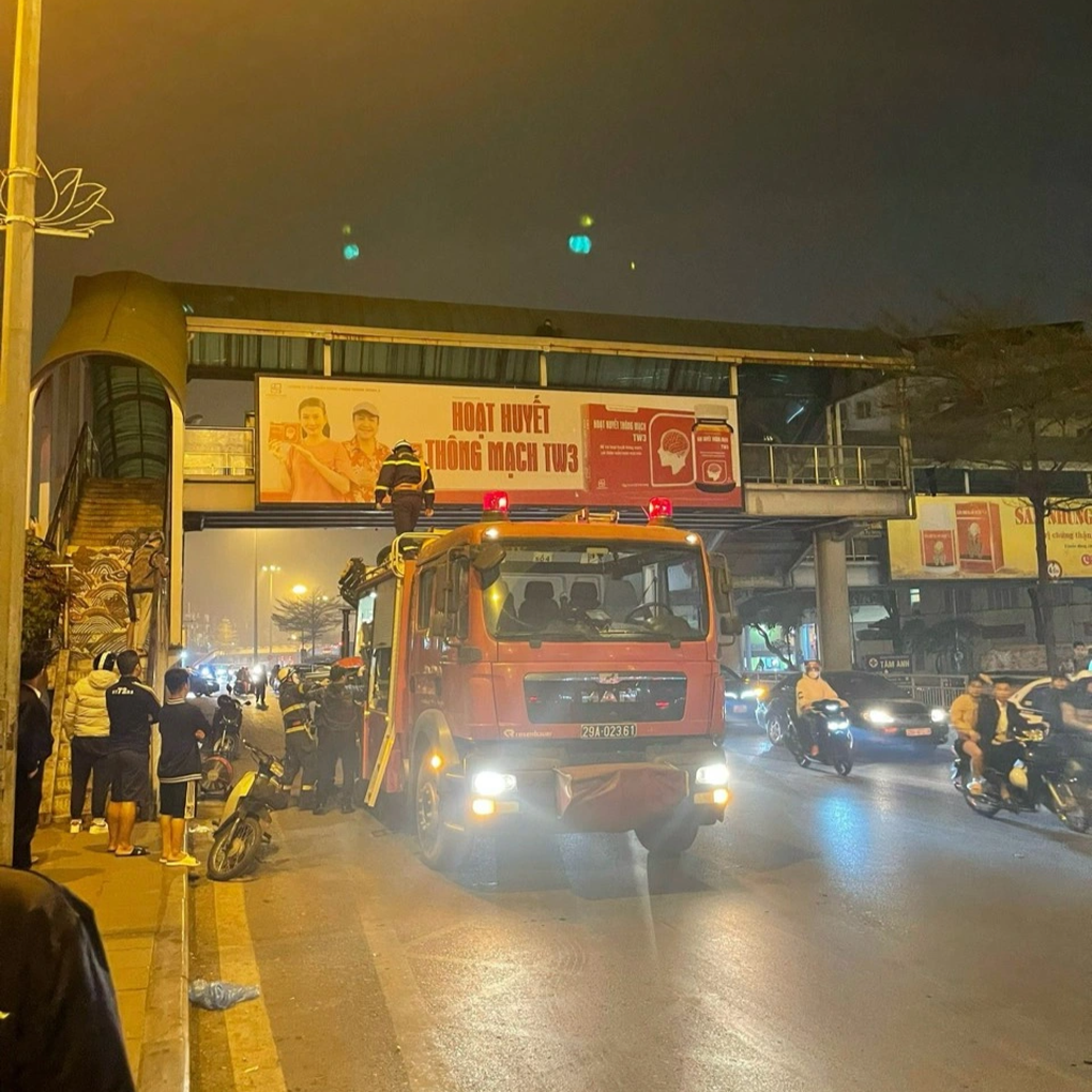 Vụ thanh niên nằm trên mái cầu vượt ở Hà Nội: Do trục trặc với vợ ngày 8/3? - 1 Vụ thanh niên nằm trên mái cầu vượt ở Hà Nội: Do trục trặc với vợ ngày 8/3? - 1