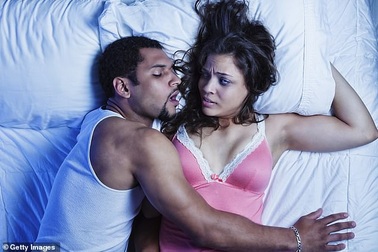 Chuyện bên gối: Những điều khiến nửa kia đang hừng hực khí thế cũng phải tuột cảm hứng