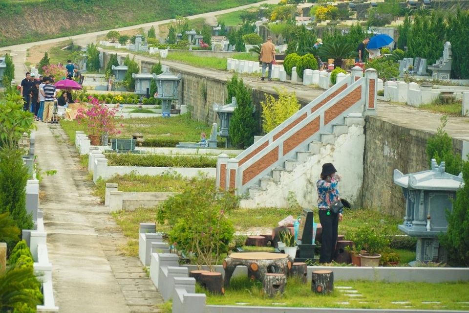 Đại lễ vu lan: Người dân đi tảo mộ tại Lạc Hồng Viên - 2 Đại lễ vu lan: Người dân đi tảo mộ tại Lạc Hồng Viên - 2