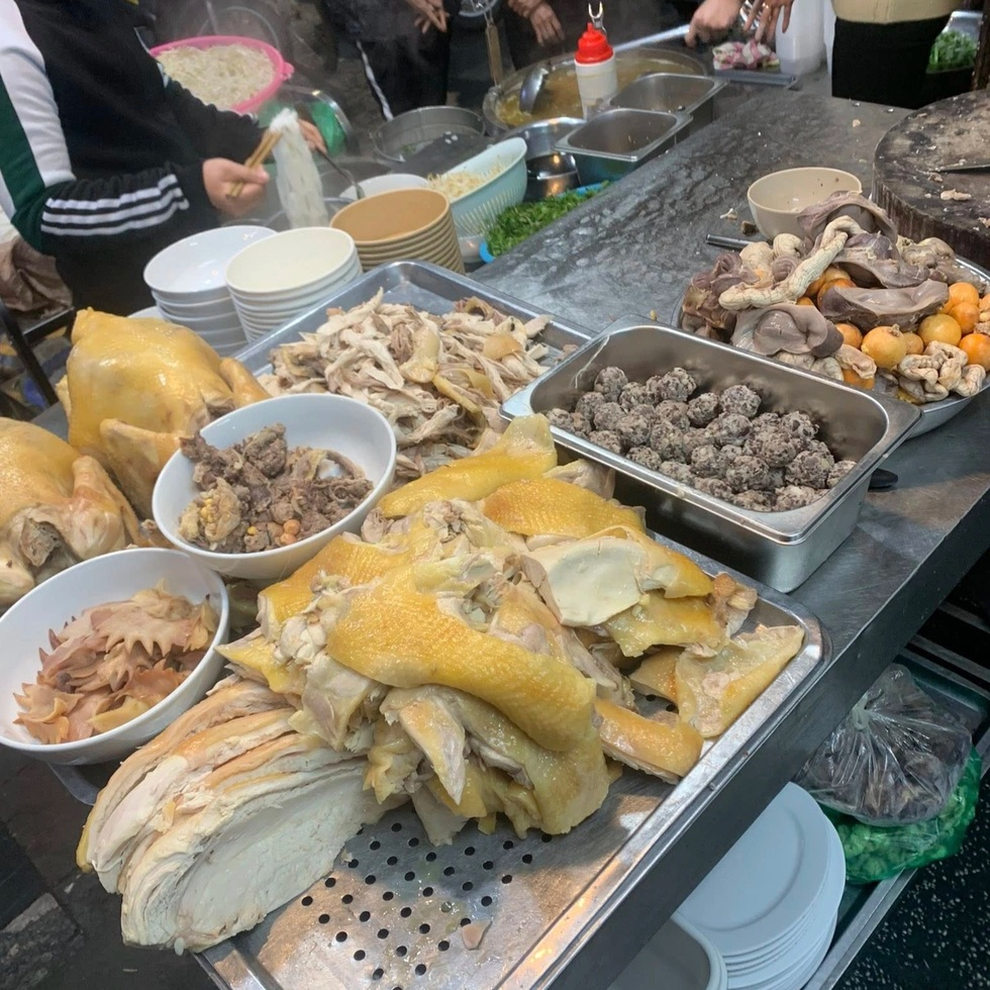 O que os turistas estrangeiros dizem sobre comer pho por 150.000 VND e 60.000 VND em Hanói? - 2 Ăn phở giá 150.000 đồng và 60.000 đồng ở Hà Nội, khách nước ngoài nói gì? - 2