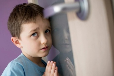 "Làm gì khi con bắt gặp cảnh ân ái của bố mẹ?"