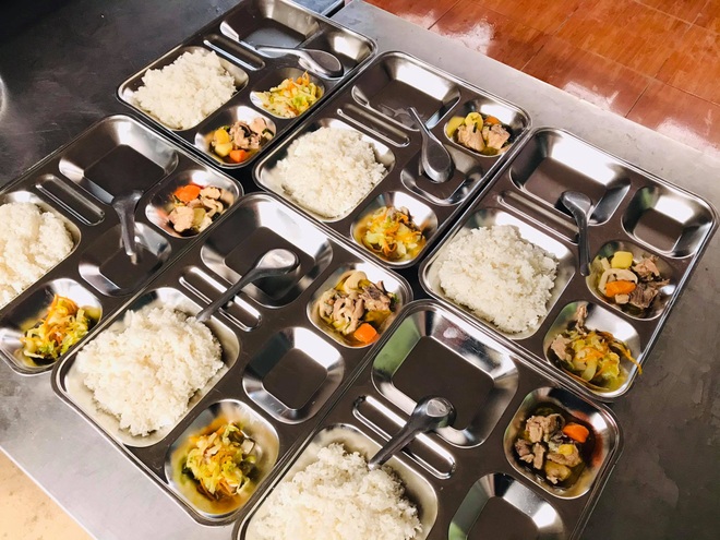 Bữa trưa 15.000 đồng và giấc mơ được ăn cơm nóng ở lớp - 7 Bữa trưa 15.000 đồng và giấc mơ được ăn cơm nóng ở lớp - 7