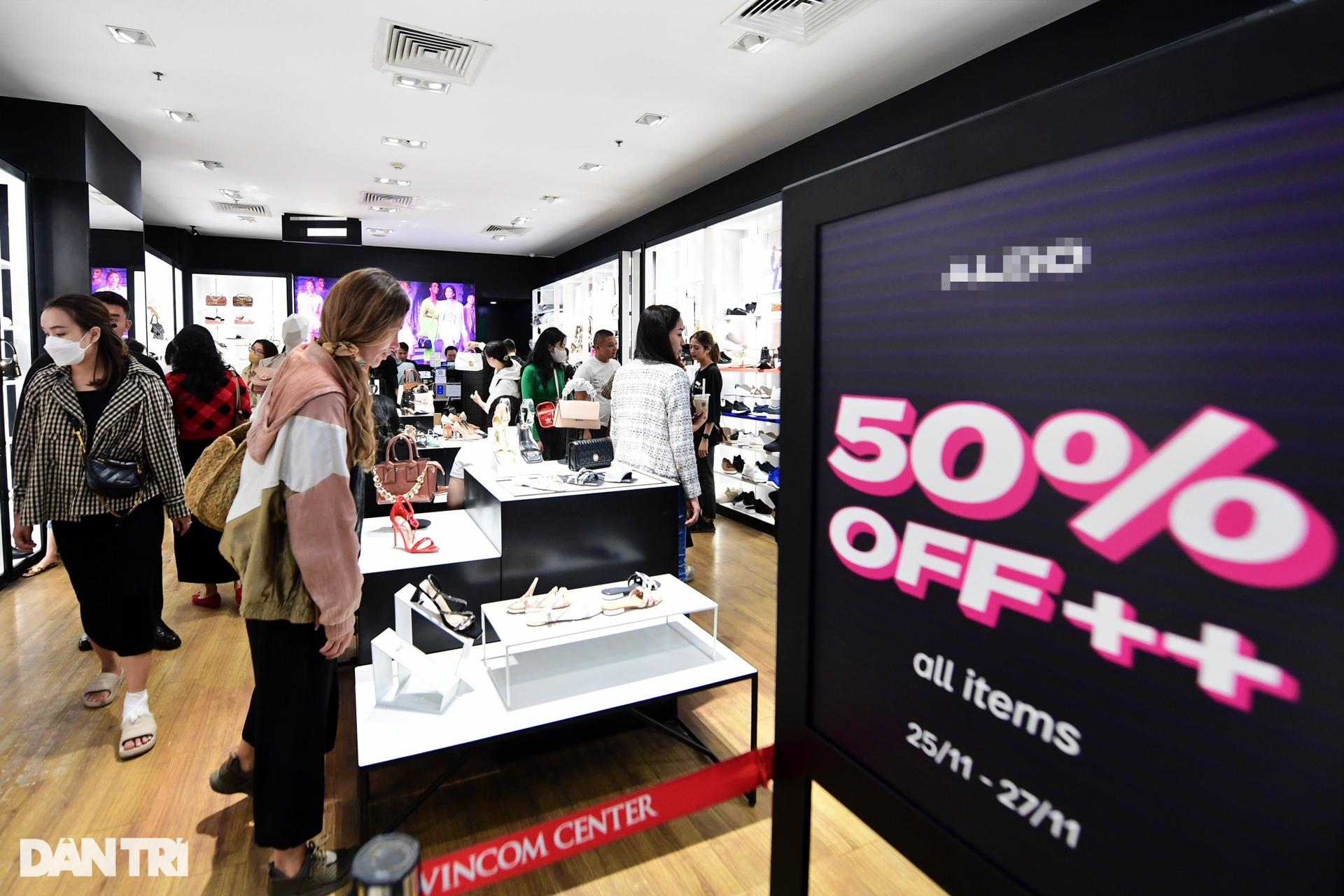 Lỉnh kỉnh túi lớn túi bé săn sale Black Friday, hóa đơn chục triệu đồng - 11 Lỉnh kỉnh túi lớn túi bé săn sale Black Friday, hóa đơn chục triệu đồng - 11