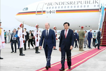 Thủ tướng Đức bắt đầu chuyến thăm chính thức Việt Nam