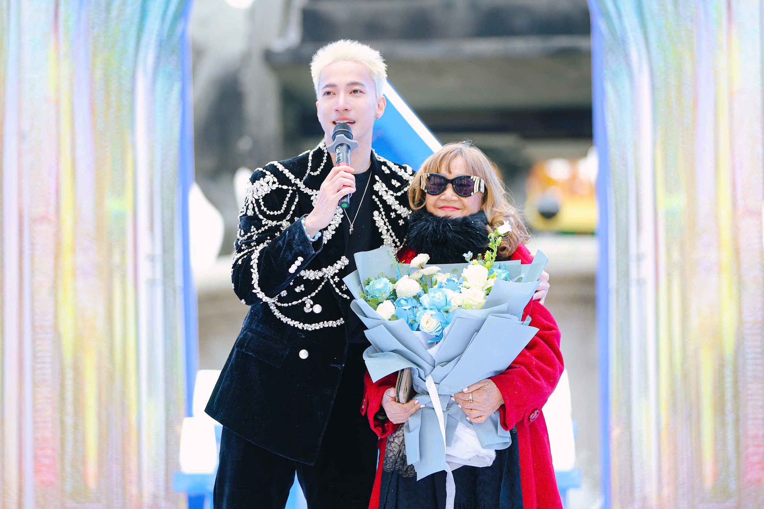 ទស្សនិកជន 1,500 ច្រៀងរួមគ្នាជាមួយ S.T Son Thach - ៣ 1.500 khán giả hòa giọng hát cùng S.T Sơn Thạch - 3