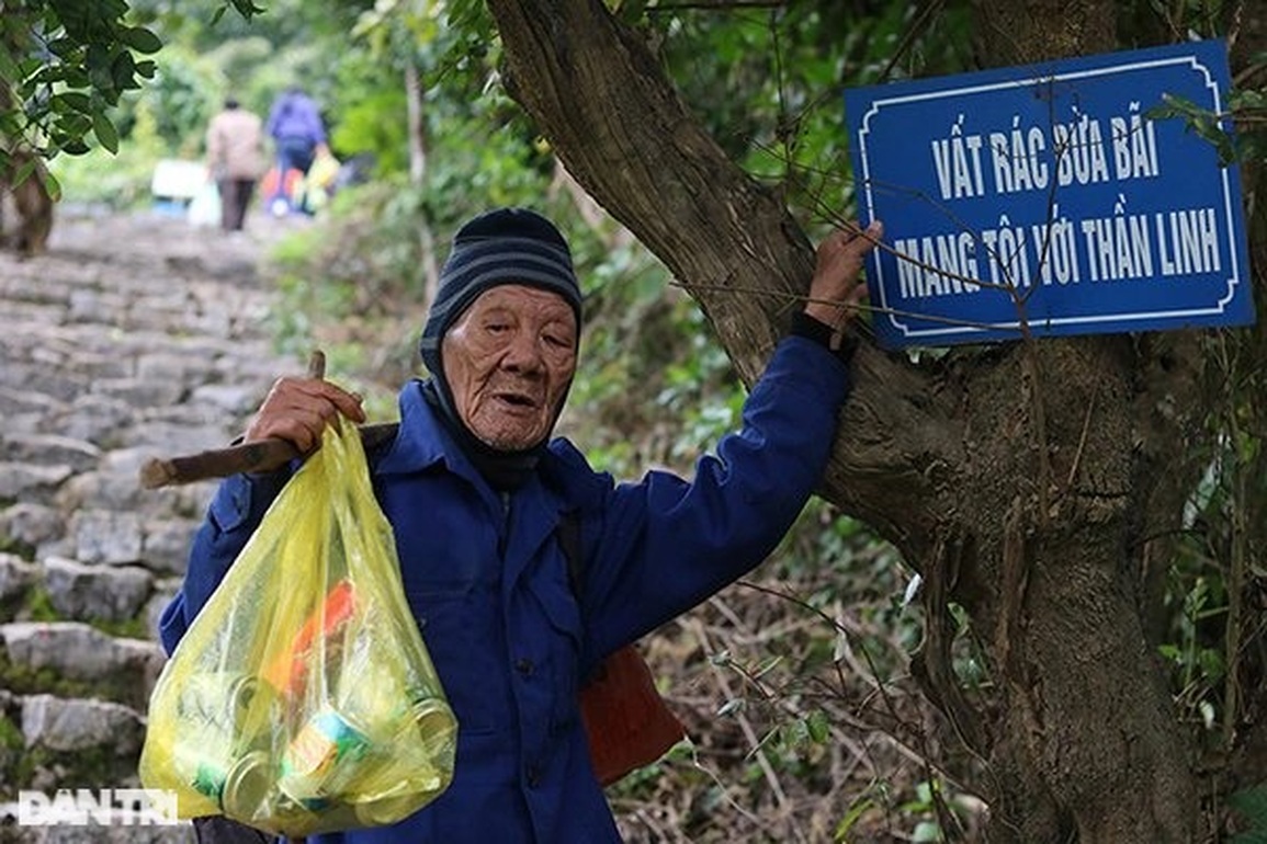 Cụ ông 90 tuổi leo hàng nghìn bậc đá mỗi ngày gom rác ở khu di tích - 6 Cụ ông 90 tuổi leo hàng nghìn bậc đá mỗi ngày gom rác ở khu di tích - 6