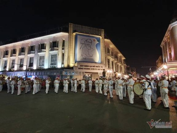 Đại tướng Tô Lâm say sưa hoà cùng dòng người thưởng thức dàn kèn bên Hồ Gươm - Ảnh 30. Đại tướng Tô Lâm say sưa hoà cùng dòng người thưởng thức dàn kèn bên Hồ Gươm - Ảnh 30.