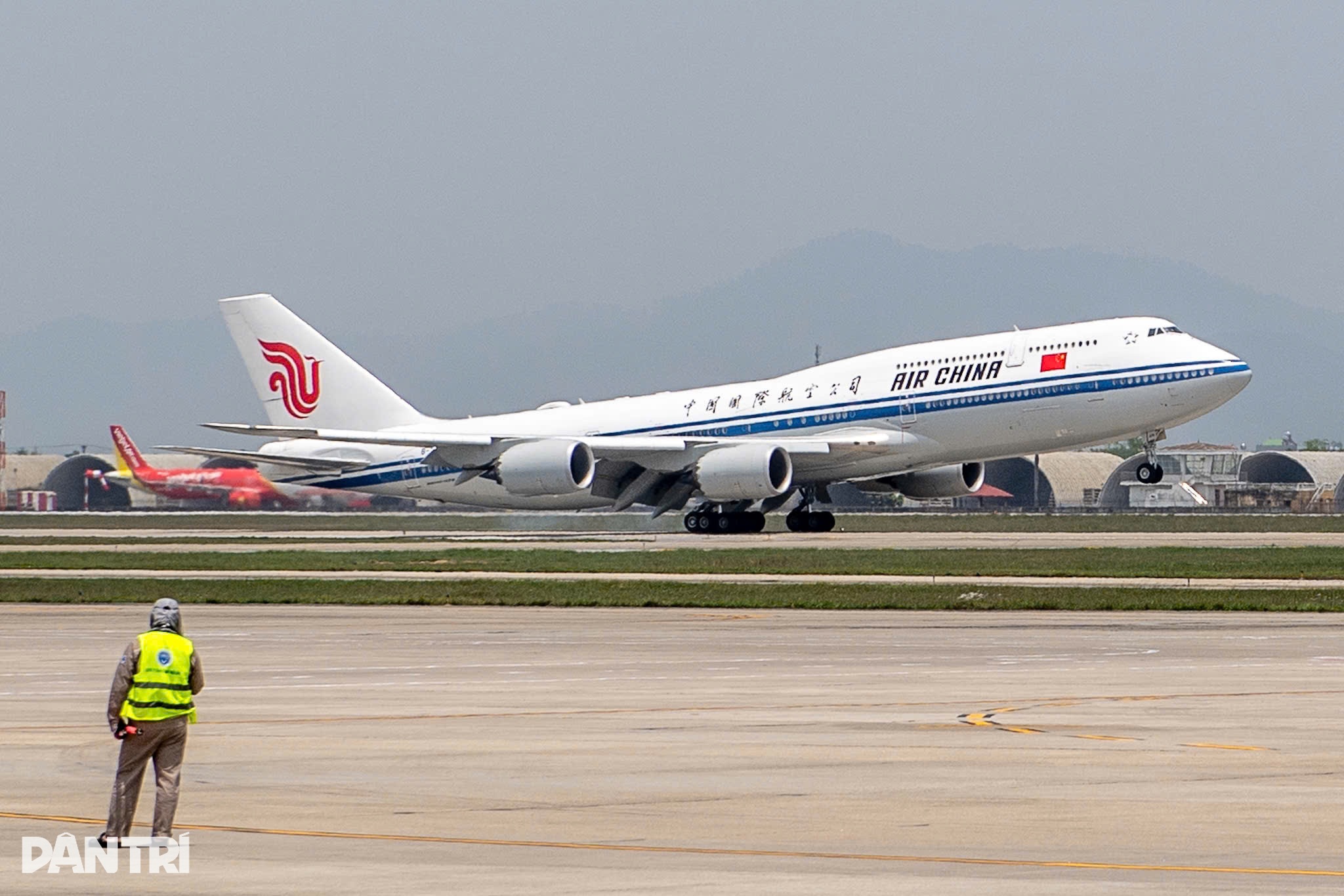 View - Chủ tịch nước Lương Cường đón Tổng Bí thư, Chủ tịch Trung Quốc Tập Cận Bình tại sân bay Nội Bài | Báo Dân trí