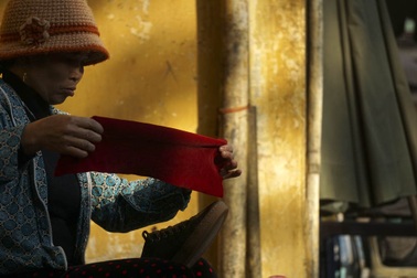 Những người phụ nữ đánh giày trên phố phường Hà Nội