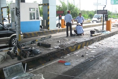 Xe khách tông sập cabin trạm thu phí đường cao tốc