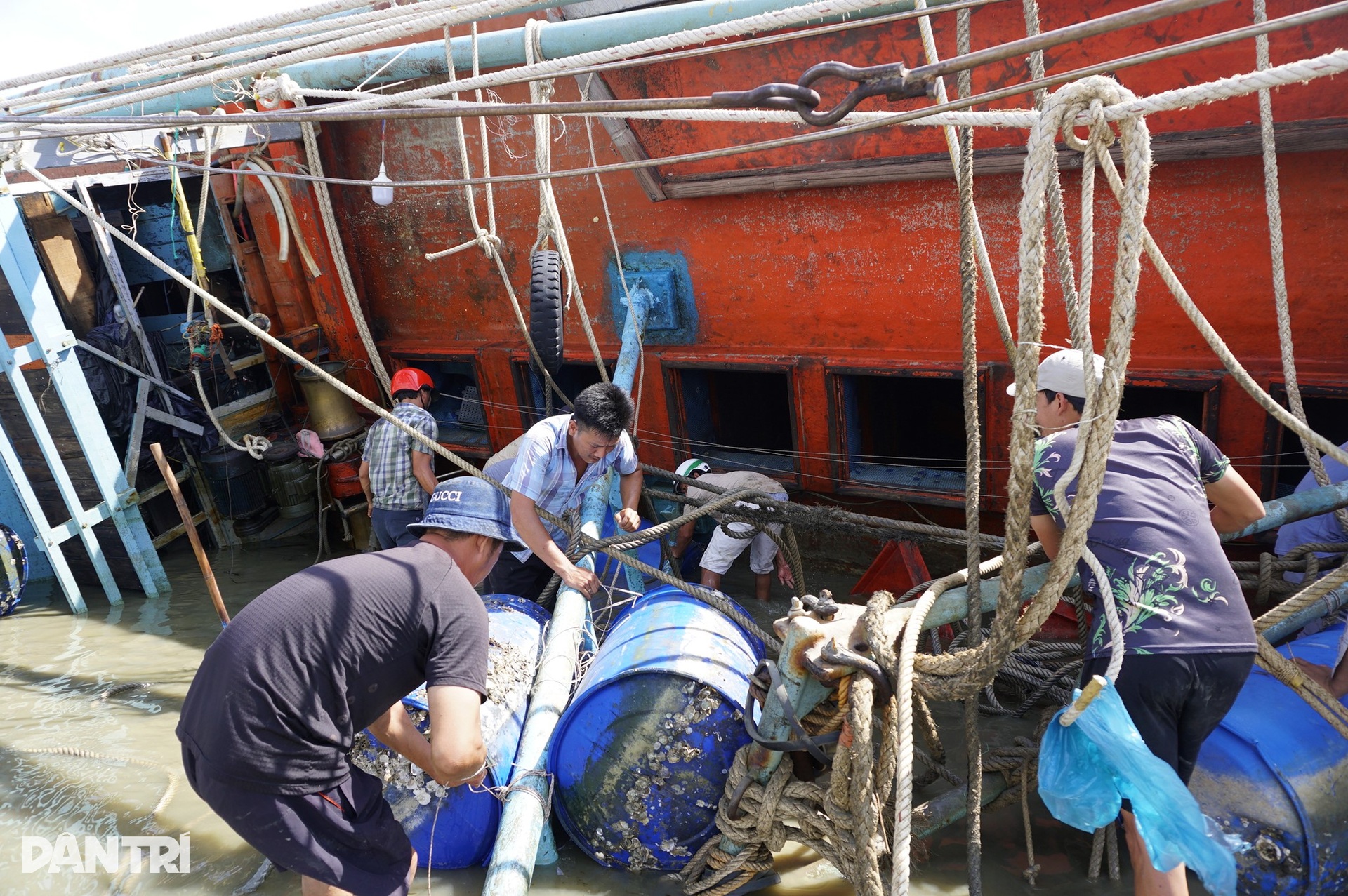 Ngư dân hối hả cứu tàu sau bão Kalmaegi: Thà mất tay còn hơn mất tàu - 7