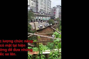 Đoạn đường bị sạt lở khiến hàng loạt ô tô bị lăn xuống hố sâu