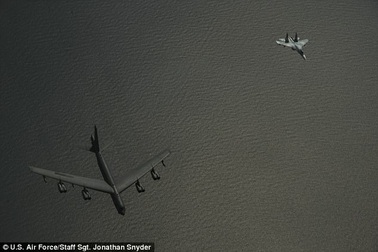 Cận cảnh Su-27 Nga chặn “pháo đài bay” B-52 Mỹ trên biển Baltic