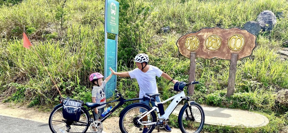 Câu chuyện cảm động đằng sau màn đón con hài hước của ông bố khủng long - 3 Câu chuyện cảm động đằng sau màn đón con hài hước của ông bố khủng long - 3