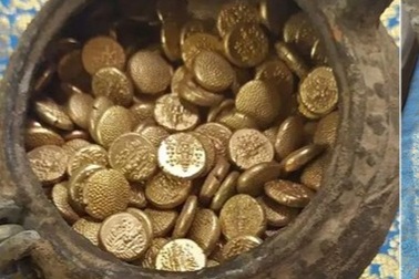 Phát hiện hũ tiền vàng hơn nghìn năm tuổi chôn bí mật trong đền nổi tiếng