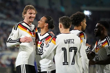 Đức thắng ấn tượng, Hà Lan hòa Ba Lan, Croatia giành vé dự World Cup