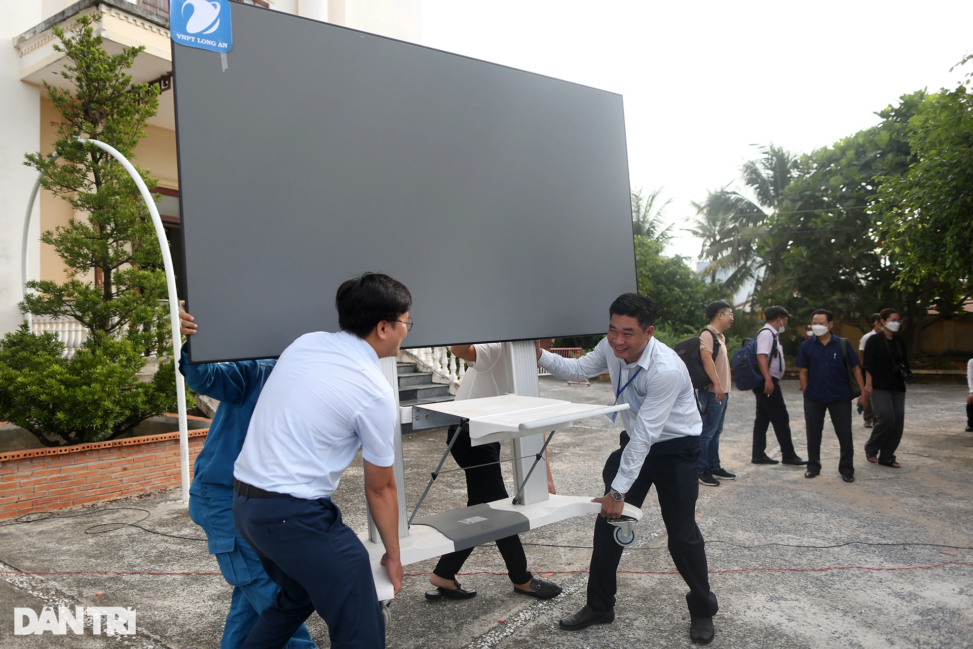 Lê Tùng Vân mệt mỏi, được 2 người dìu lên phòng xử án - 9 Lê Tùng Vân mệt mỏi, được 2 người dìu lên phòng xử án - 9