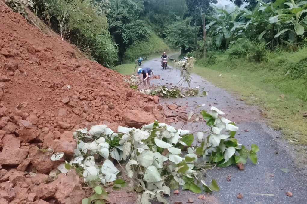 Lũ ào ào đổ về, nhiều nơi ở miền núi Thanh Hóa bị cô lập - 2