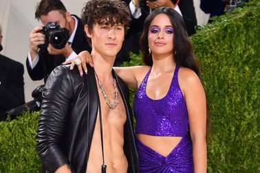 Shawn Mendes và Camila Cabello đẹp đôi trên thảm đỏ