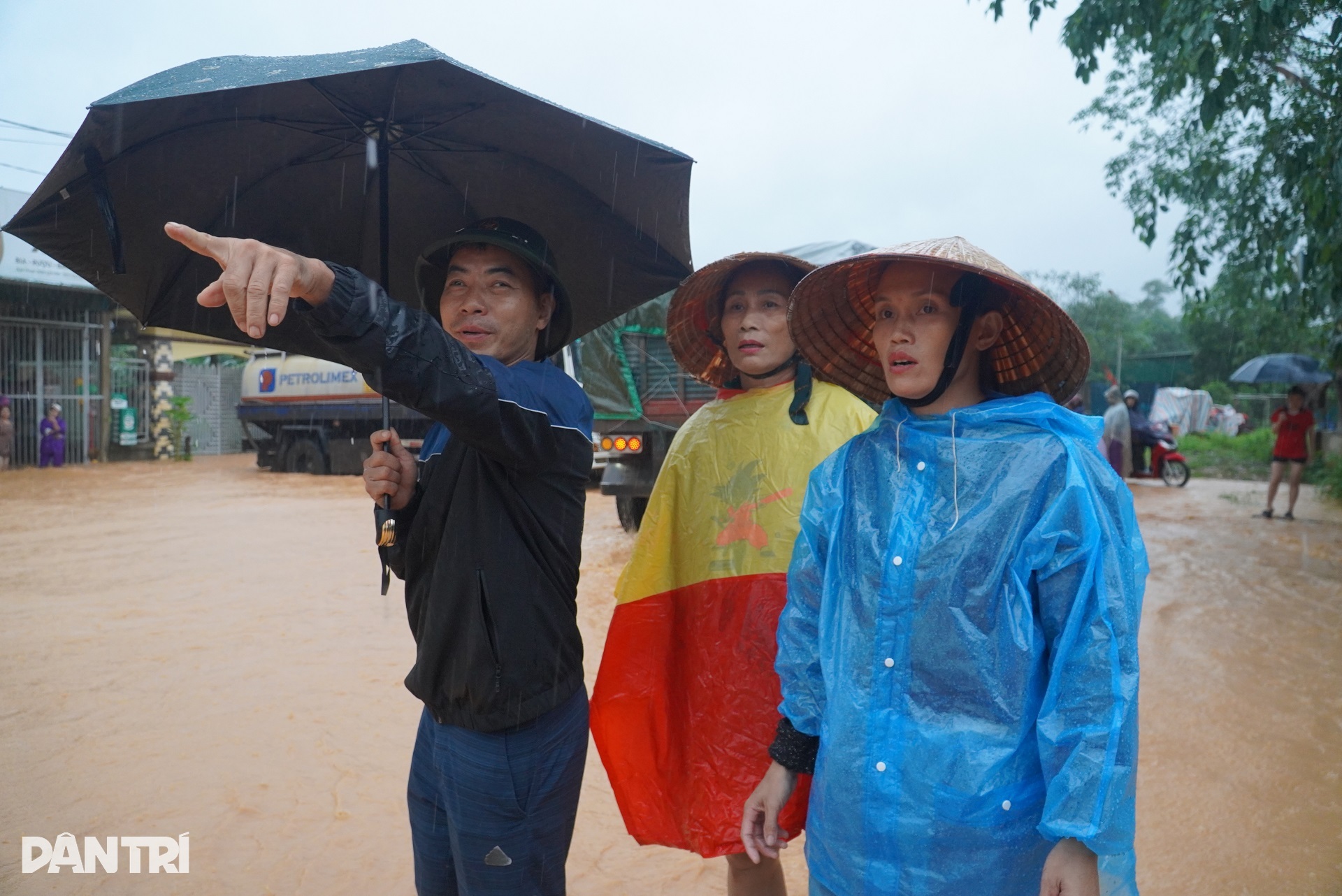 Quốc lộ 15A tê liệt trong nước lũ, xe chết máy, giao thông hỗn loạn - 8 Quốc lộ 15A tê liệt trong nước lũ, xe chết máy, giao thông hỗn loạn - 8