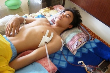 Nhóm côn đồ hành hung con, chém cha