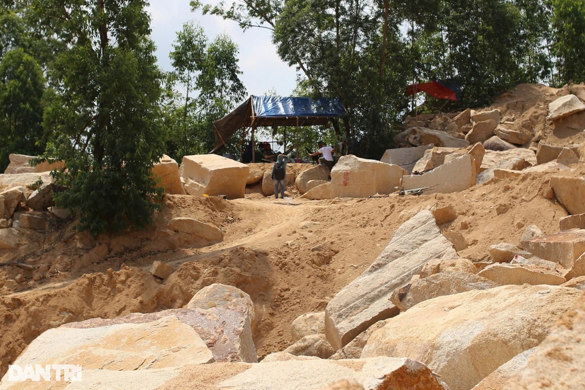 Vụ nổ súng vây bắt nhóm đối tượng trên núi Hòn Chà: Hiện trường khai thác - 10 Vụ nổ súng vây bắt nhóm đối tượng trên núi Hòn Chà: Hiện trường khai thác - 10