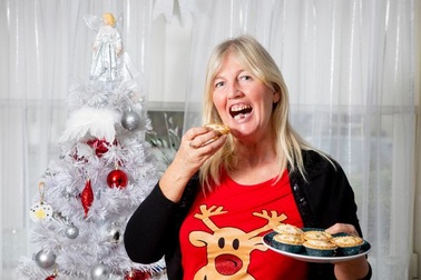 Ăn một chiếc bánh, nuốt mất luôn 2 răng giả