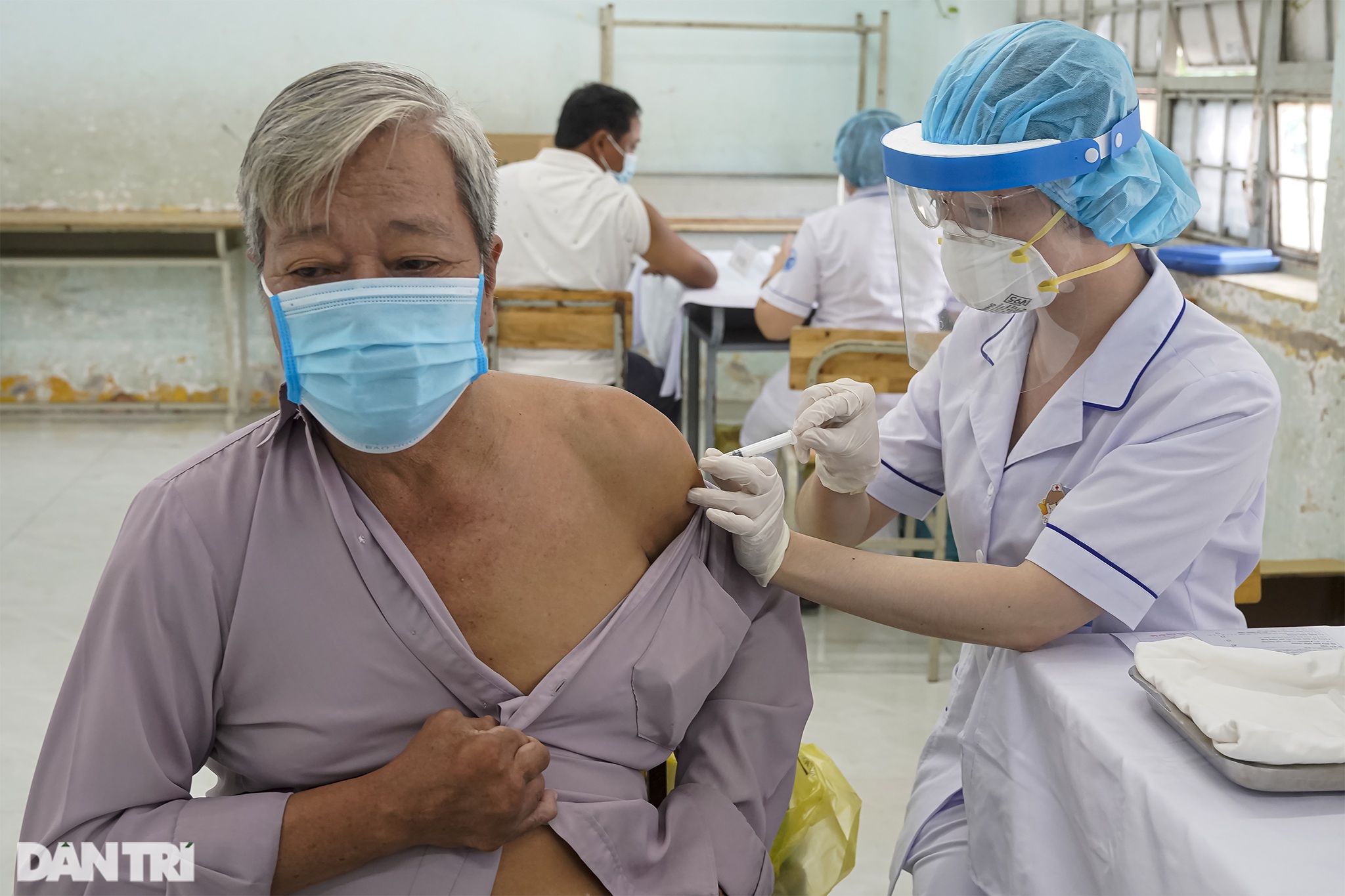 Nhiều người dân TPHCM phải hoãn tiêm vắc xin vì huyết áp cao, bệnh nền - 9 Nhiều người dân TPHCM phải hoãn tiêm vắc xin vì huyết áp cao, bệnh nền - 9