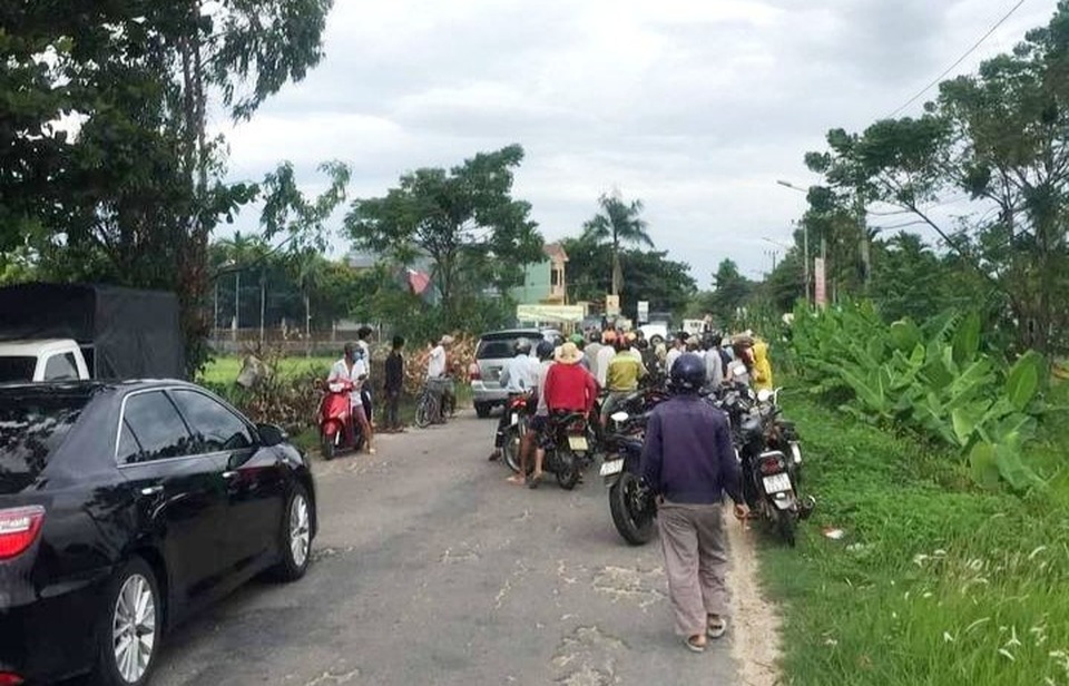 Người phụ nữ đi xe máy tử vong sau tiếng nổ từ đám cháy bên đường - 1 Người phụ nữ đi xe máy tử vong sau tiếng nổ từ đám cháy bên đường - 1