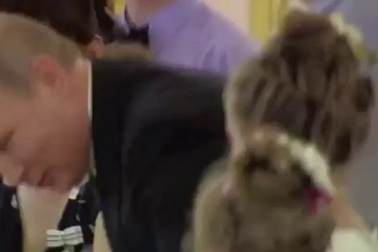 Tổng thống Putin ân cần dỗ bé gái bật khóc