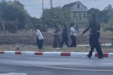 Thầy dạy lái xe ô tô nói gì về clip học viên thắp hương cầu thi đỗ