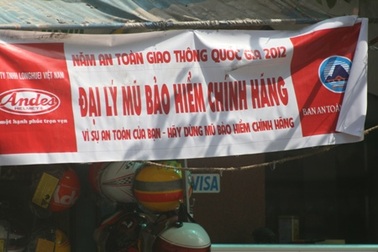 Xử phạt 2 cơ sở bán mũ bảo hiểm mạo danh Ban an toàn giao thông