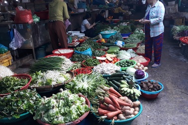 Mùng 3 Tết, chợ nhộn nhịp “kẻ bán người mua”