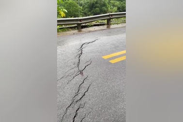 Vết nứt gãy xuất hiện trên quốc lộ 7 sau mưa lũ