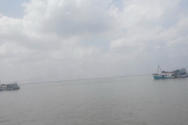 Vùng áp thấp gây mưa giông diện rộng trên Biển Đông