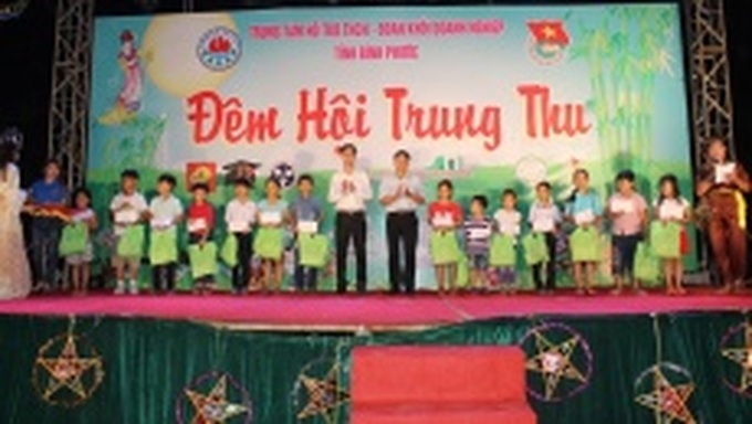 Hàng ngàn suất quà cho trẻ em vui Tết Trung thu