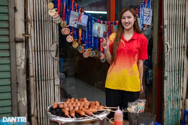 VĐV nhảy cầu xinh đẹp sau giờ luyện tập: Bán lạp xưởng, đi nhảy Kpop