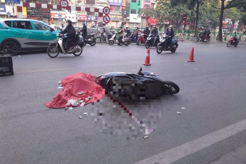 Nữ sinh viên tử nạn sau va chạm với xe khách trên phố Hà Nội