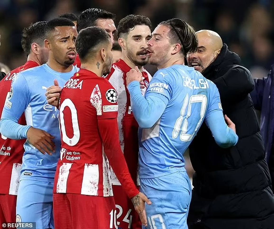 HLV Pep Guardiola lao vào sân ngăn học trò nổi điên đánh đối thủ - 2 HLV Pep Guardiola lao vào sân ngăn học trò nổi điên đánh đối thủ - 2